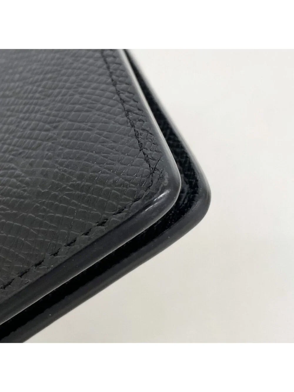 Louis Vuitton Billfold Taiga Portefeuille Calf Noir Wallet